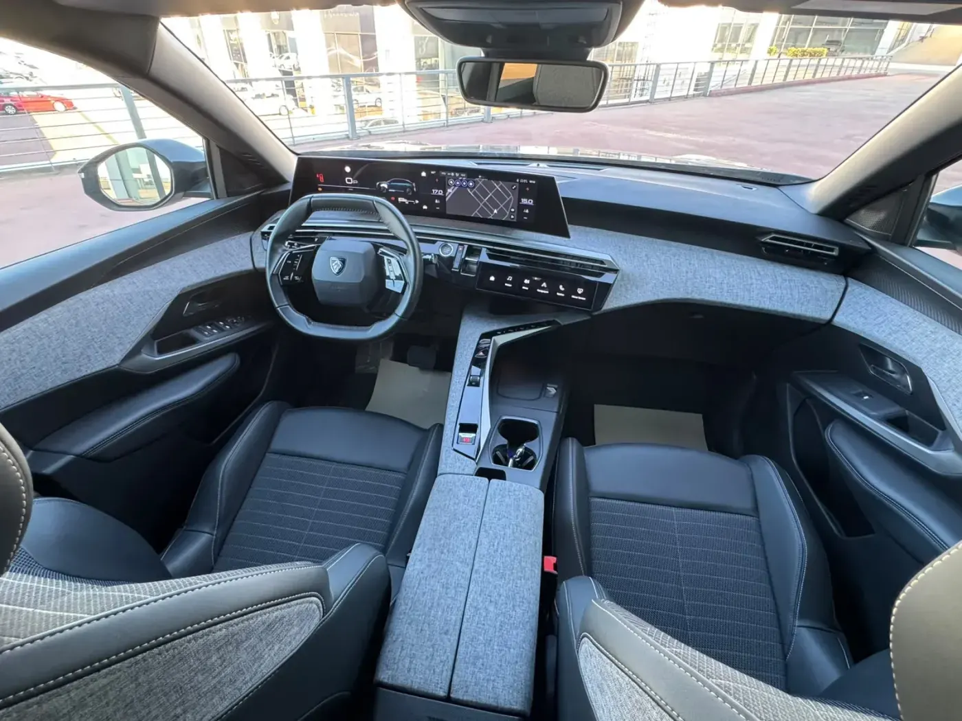 33BINDE 2024 MODEL PEUGEOT 3008 HYBRID CAM TAVAN ALLURE HATASIZ görsel 3
