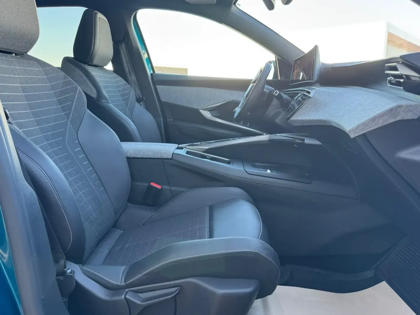 33BINDE 2024 MODEL PEUGEOT 3008 HYBRID CAM TAVAN ALLURE HATASIZ görsel 4